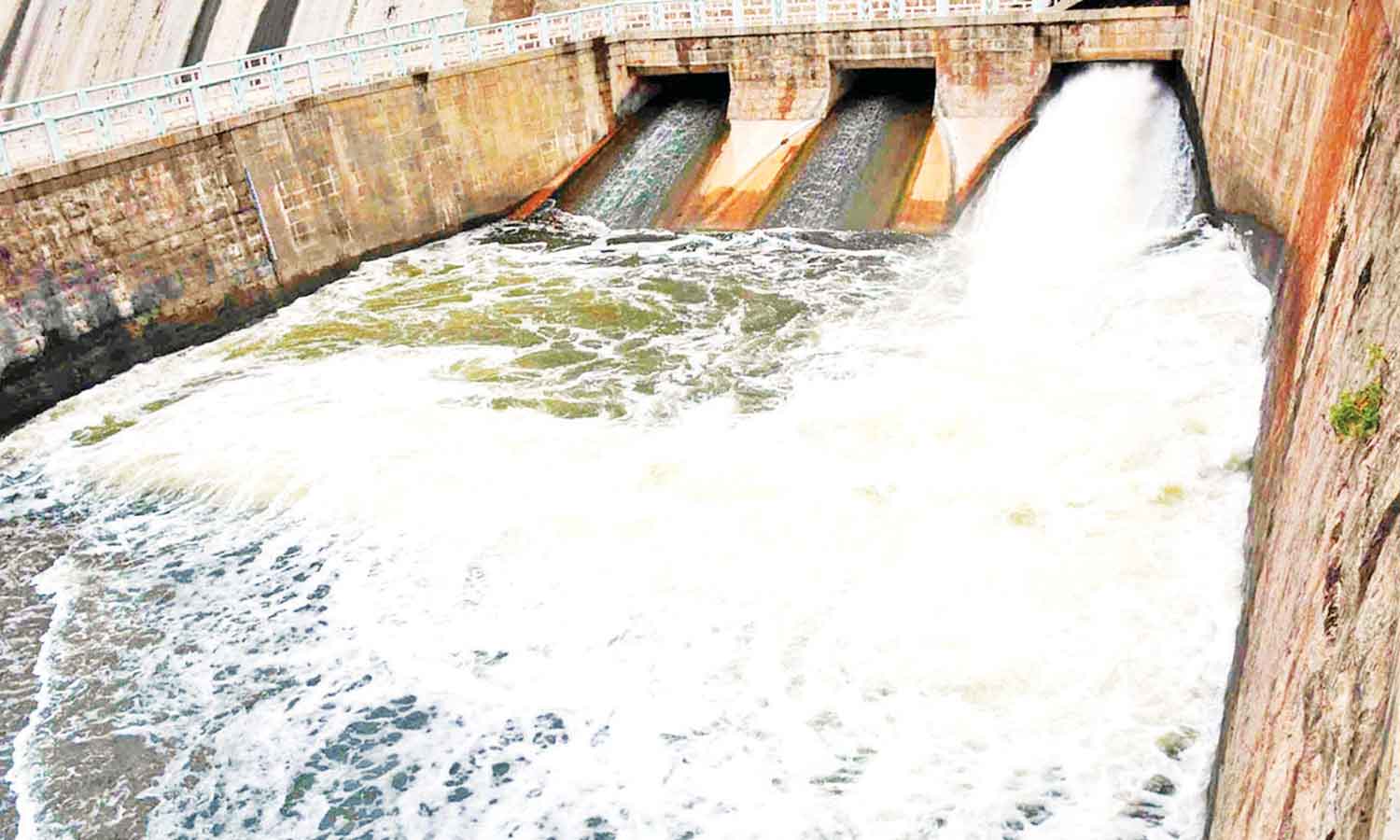 வேகமாக நிரம்பும் கிருஷ்ணகிரி கே.ஆர்.பி. அணை: 5 மாவட்டங்களுக்கு வெள்ள அபாய எச்சரிக்கை