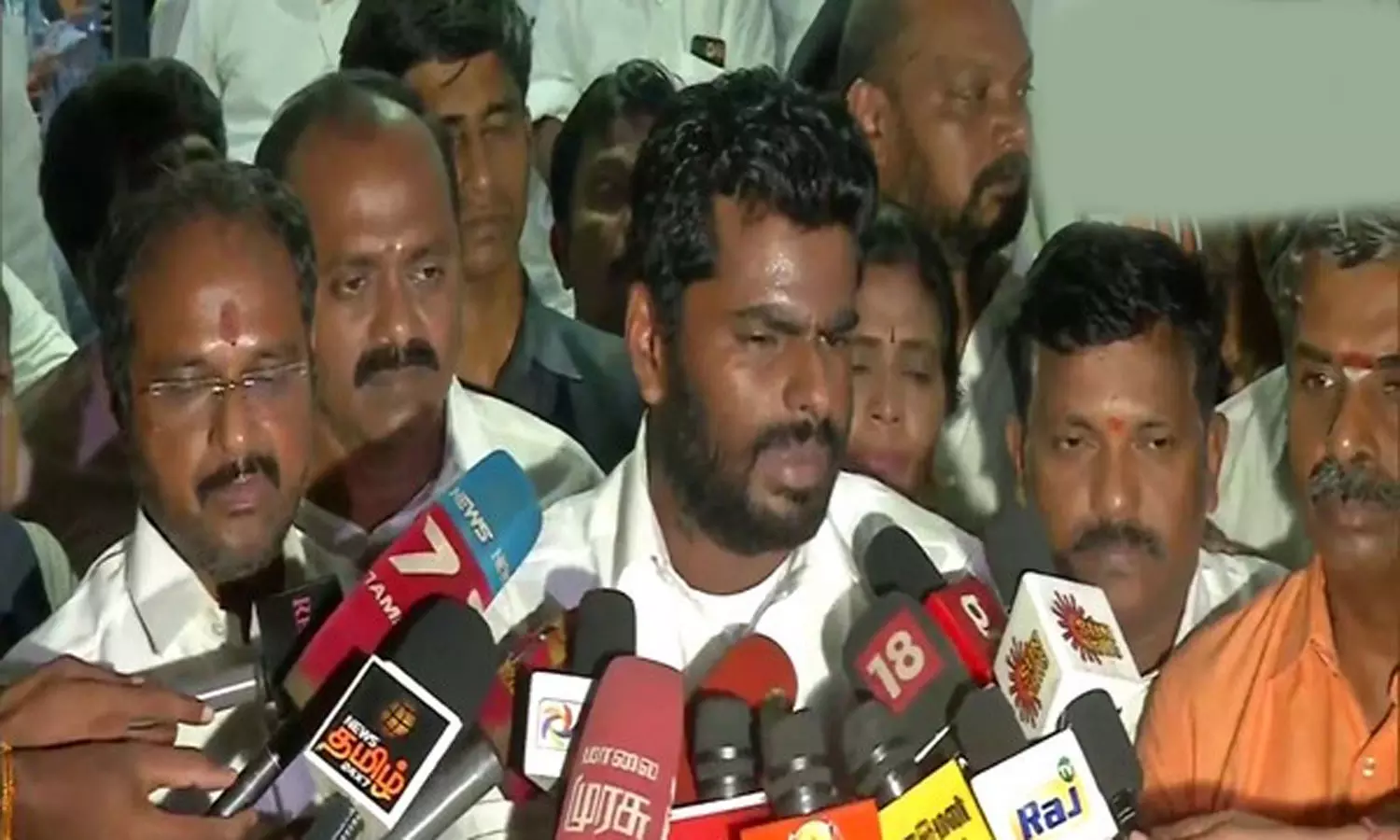 காவிரி விவகாரம் தொடர்பாக வரும் 16ம் தேதி உண்ணாவிரத போராட்டம் - அண்ணாமலை அறிவிப்பு காவிரி விவகாரம் தொடர்பாக வரும் 16ம் தேதி உண்ணாவிரத போராட்டம் - அண்ணாமலை அறிவிப்பு