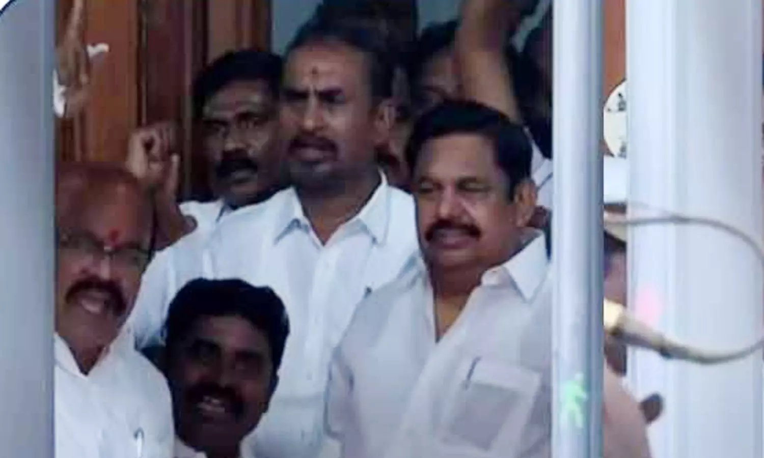 சபாநாயகர் இருக்கை முற்றுகை - அ.தி.மு.க. உறுப்பினர்கள் கூண்டோடு வெளியேற்றம் சபாநாயகர் இருக்கை முற்றுகை - அ.தி.மு.க. உறுப்பினர்கள் கூண்டோடு வெளியேற்றம்