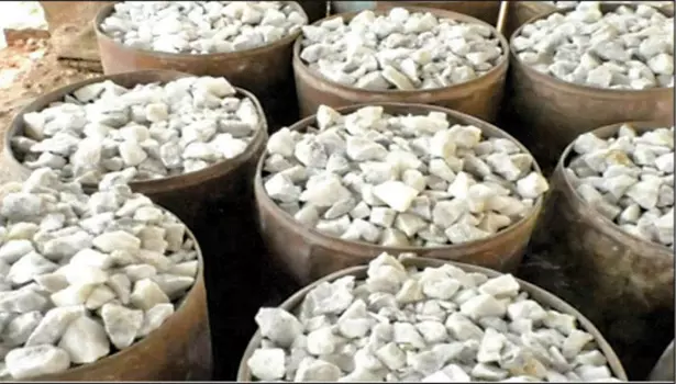 சங்ககிரி அருகே கல்குவாரியில் அனுமதியின்றி ரூ.8.45 லட்சம் மதிப்பிலான சுண்ணாம்புக்கல் வெட்டி எடுப்பு