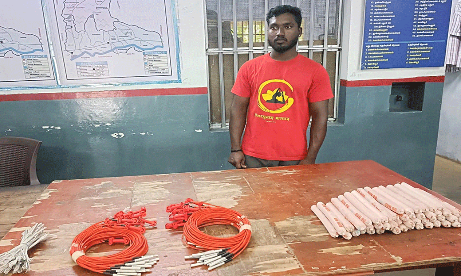 பாதுகாப்பின்றி வெடி பொருட்கள் கொண்டு வந்த வாலிபர் மீது வழக்கு