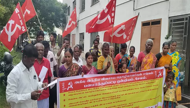 சேலத்தில் விவசாய தொழிலாளர்கள் ஆர்ப்பாட்டம் சேலத்தில் விவசாய தொழிலாளர்கள் ஆர்ப்பாட்டம்