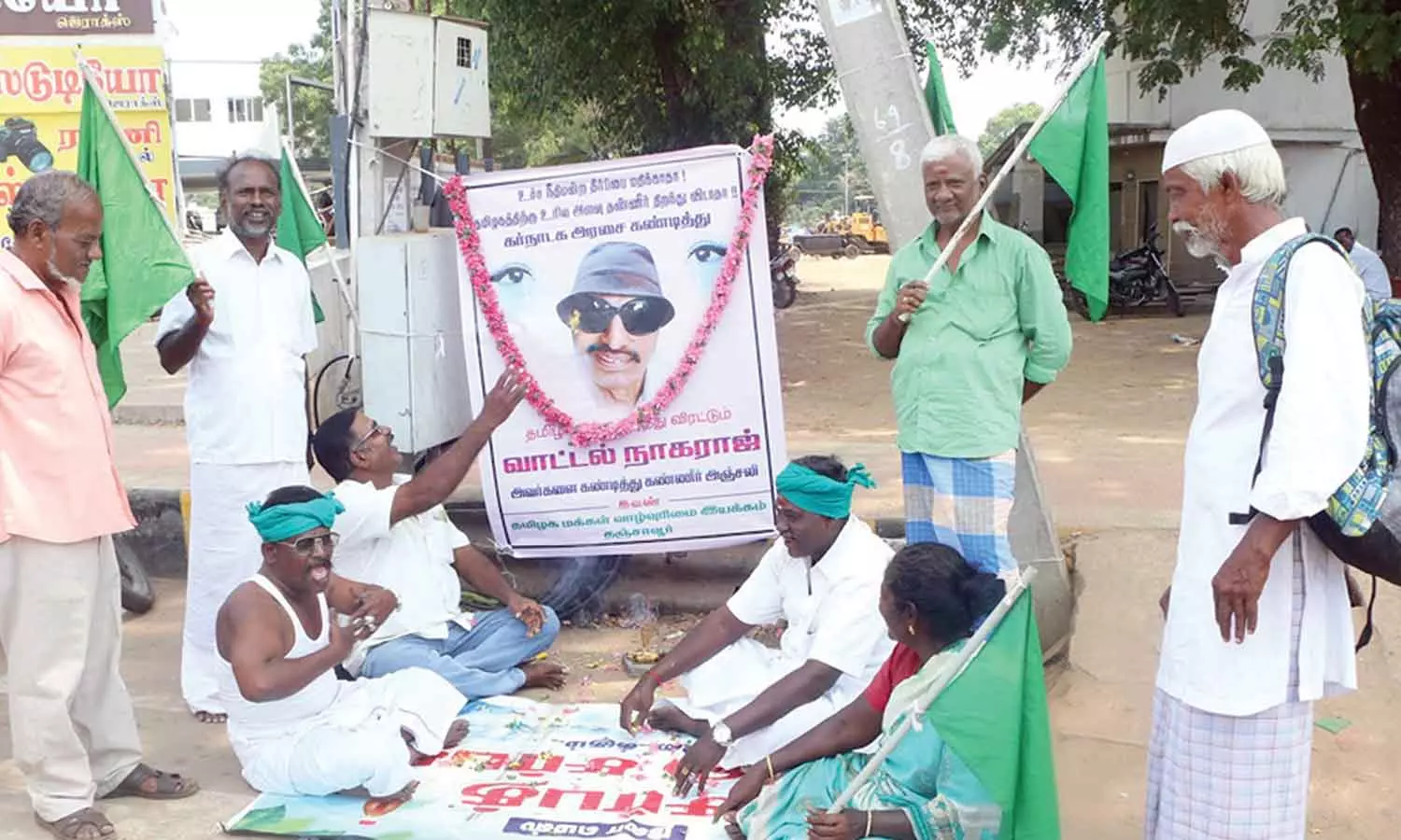 வாட்டல் நாகராஜ் படத்திற்கு கண்ணீர் அஞ்சலி போஸ்டர் ஒட்டி ஒப்பாரி போராட்டம்