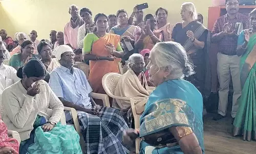 முதியவர்களை கவுரவப்படுத்தும் விழா: மூதாட்டிகள் நடனமாடியதை கண்டு கண்கலங்கிய பெண் கலெக்டர்