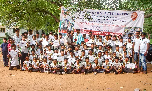 போடியில் தற்காப்பு கலையில் சாதனை படைத்த மாணவர்களுக்கு பாராட்டு