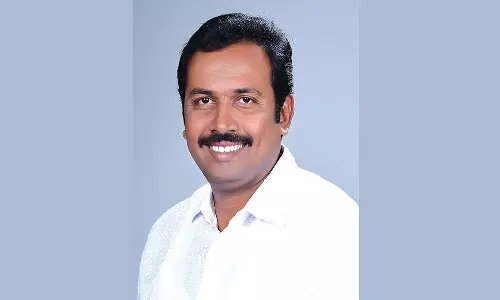 பள்ளிகளில் சிதலமடைந்த கட்டிடங்களை சீரமைக்க வேண்டும்