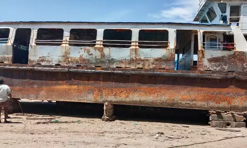 விவேகானந்தர் மண்டபத்துக்கு செல்லும் சுற்றுலா படகு ரூ.10 லட்சம் செலவில் சீரமைப்பு