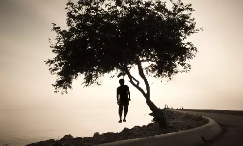 பரவமலை காப்பு காட்டில் மரத்தில் தொங்கிய வாலிபர் பிணம் மீட்பு