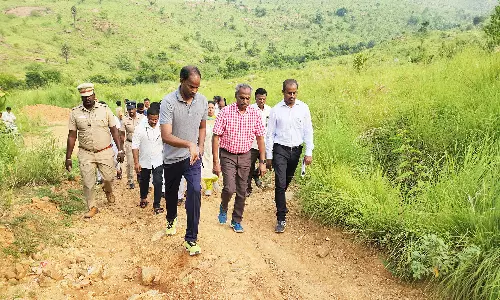 நெக்னா மலையில் சாலை அமைக்க 16 கி.மீ. நடந்து கலெக்டர் ஆய்வு