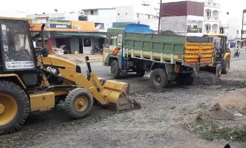 மாலைமலர் செய்தி எதிரொலி காங்கயம்-தாராபுரம் சாலை விரிவாக்க பணிகள் தொடக்கம்