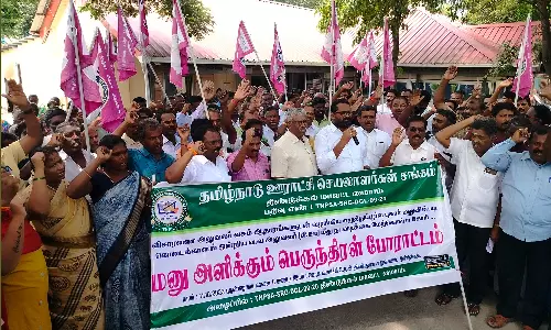திண்டுக்கல்லில் ஊரக வளர்ச்சி உதவி இயக்குனர் அலுவலகத்தில் போராட்டம்