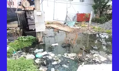 டிரான்ஸ்பார்மரை சுற்றிலும் கழிவு நீர் குளம் போல் தேக்கம்