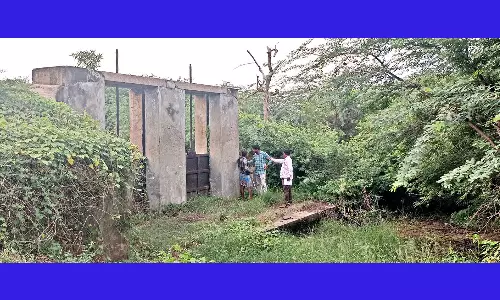 சேதமடைந்த பெரிய கண்மாய் மதகுகள், மடைகளை ஆய்வு செய்த அதிகாரிகள்