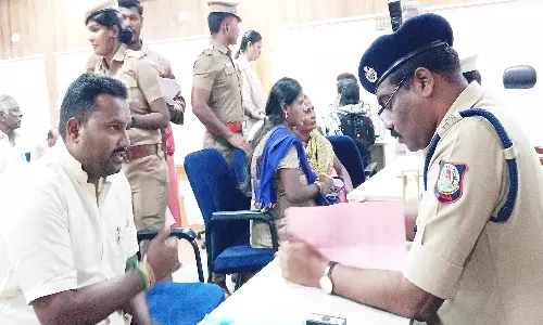 வேலூர் எஸ்.பி. அலுவலகத்தில் வீட்டை மீட்டு தரக்கோரி திருநங்கை மனு