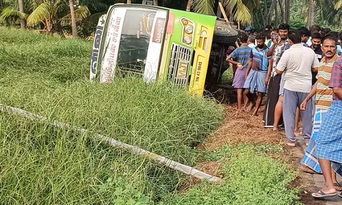 தனியார் மினி பஸ் வயலுக்குள் கவிழ்ந்துமாணவிகள் உள்பட 15 பேர் காயம்