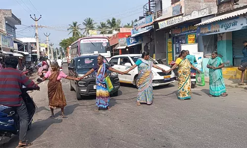 சோழசிராமணியில் பொதுப்பாதையில் கம்பி வேலியை அகற்றக்கோரி பெண்கள் சாலை மறியல்