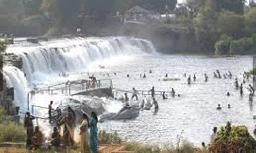 கொடிவேரி தடுப்பணையில் சுற்றுலா பயணிகள் குளிக்க அனுமதி
