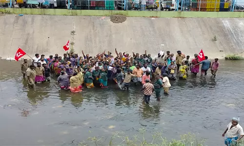 தூய்மை பணியாளர்கள்  திடீரெனதிருமணிமுத்தாற்றில் இறங்கி போராட்டம்-பரபரப்பு