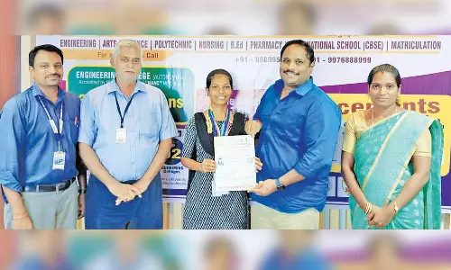 தடகள போட்டியில் பதக்கம் வென்ற மாணவிக்கு பாராட்டு