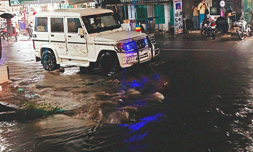 கழிவு நீர் பள்ளத்தால் விபத்துக்கள் ஏற்படும் அபாயம்