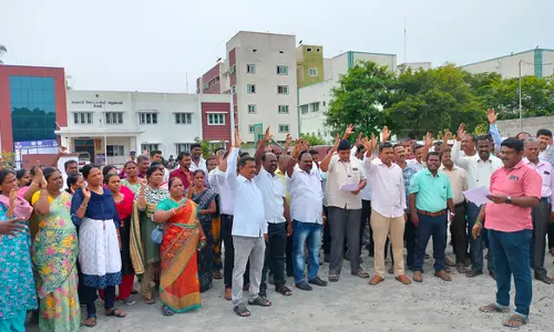 சஸ்பெண்டுக்கு எதிர்ப்பு சேலம் ஆர்.டி.ஓ.  அலுவலகத்தில் கிராம நிர்வாக அதிகாரிகள் போராட்டம்