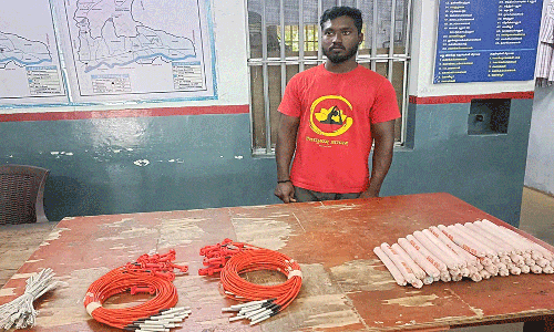 பாதுகாப்பின்றி வெடி பொருட்கள் கொண்டு வந்த வாலிபர் மீது வழக்கு