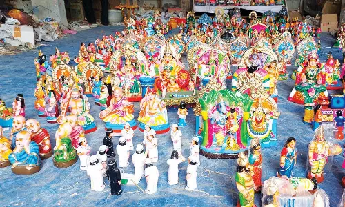 நவராத்திரியை முன்னிட்டு விதவிதமாக தயாராகும் கொலுபொம்மைகள்