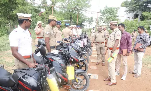 போலீசார் பயன்படுத்தும் வாகனங்களை எஸ்.பி திடீர் ஆய்வு