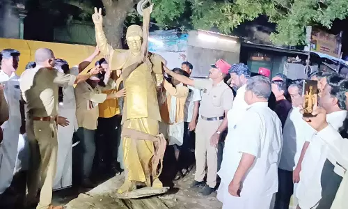 புதுச்சேரியில் எம்.ஜி.ஆர். சிலை அகற்றம்: அ.தி.மு.க.வினர் சாலை மறியல்