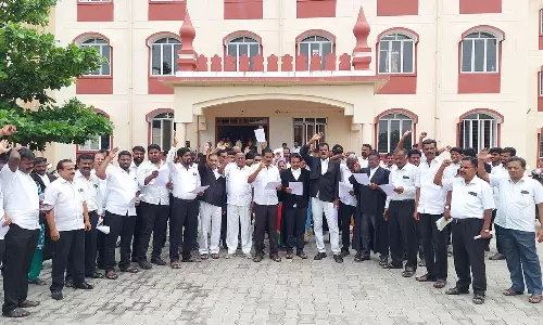 தருமபுரி, பென்னாகரம் பகுதியில் வக்கீல்கள் கோர்ட்டு புறக்கணித்து ஆர்ப்பாட்டம்