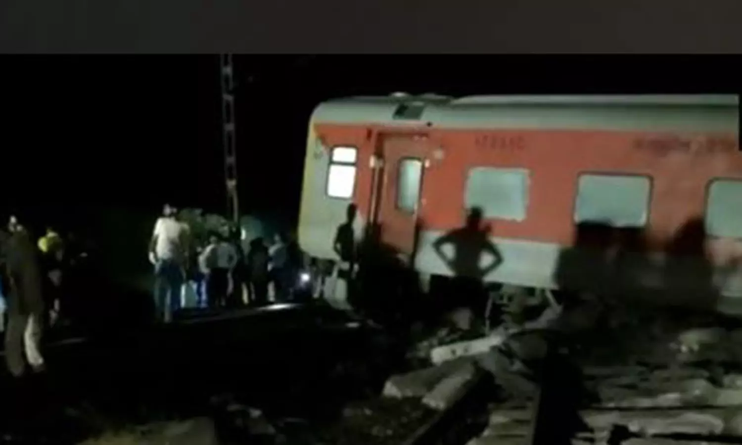 பீகார் ரெயில் விபத்து: போர்க்கால அடிப்படையில் மீட்புப் பணிகள் நடைபெறுவதாக ரெயில்வே மந்திரி டுவீட் பீகார் ரெயில் விபத்து: போர்க்கால அடிப்படையில் மீட்புப் பணிகள் நடைபெறுவதாக ரெயில்வே மந்திரி டுவீட்