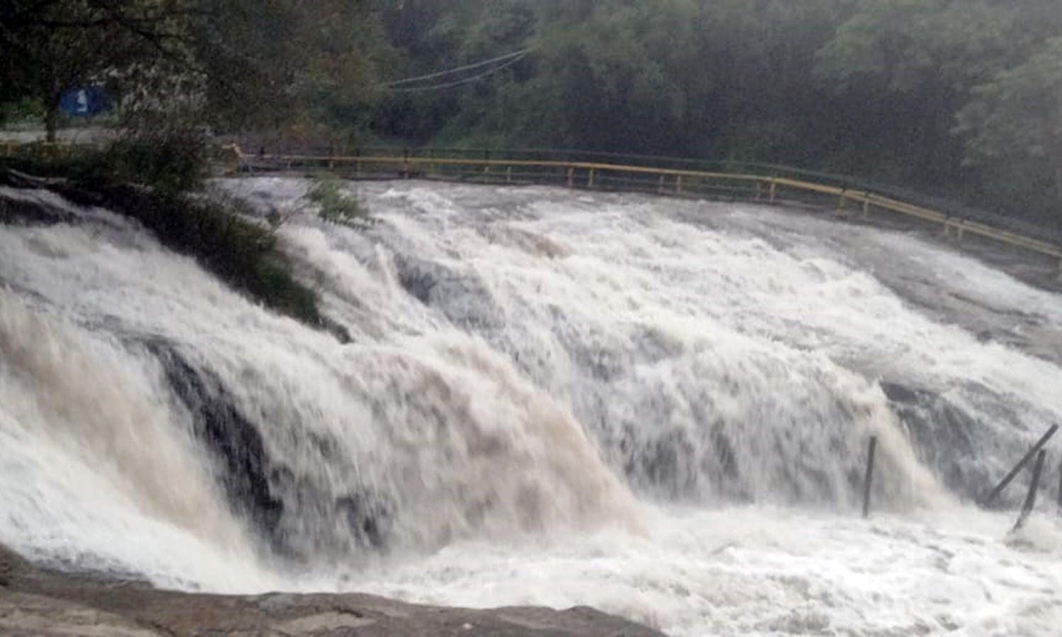 பெரியகுளத்தில் விடிய விடிய மழை :கும்பக்கரை அருவியில் வெள்ளப்பெருக்கால் தடை-அணைகளுக்கு நீர்வரத்து அதிகரிப்பு