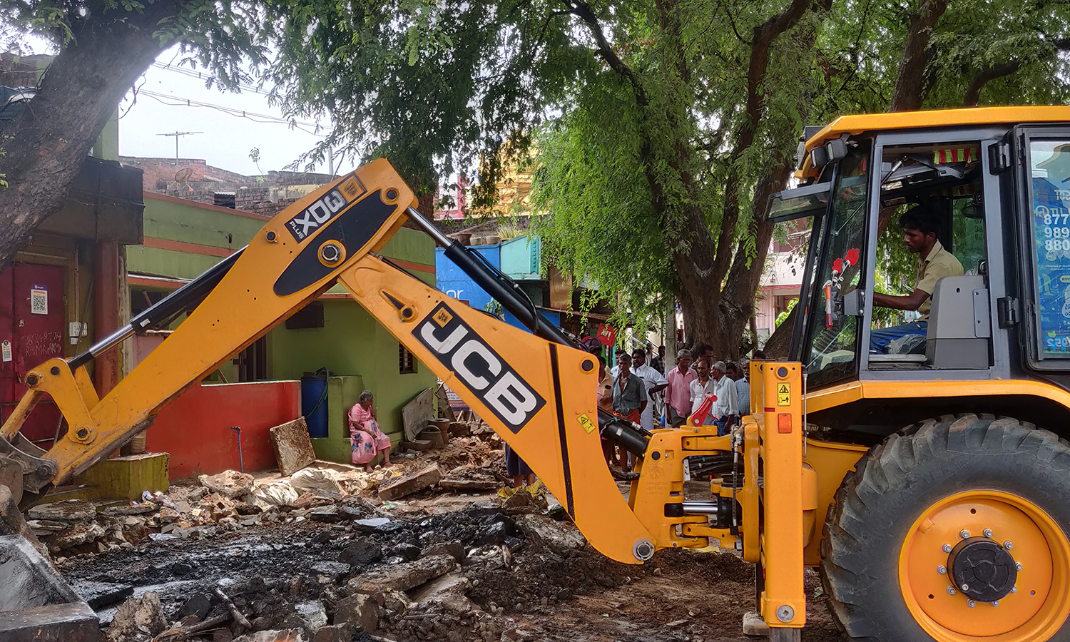 தேனி-பெரியகுளம் சாலையில் பொக்லைன் எந்திரம் மூலம் ஆக்கிரமிப்புகள் அகற்றம்