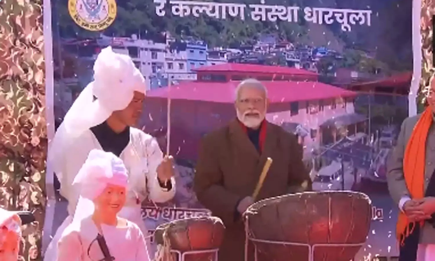 உத்தரகாண்டில் டிரம்ஸ் அடித்து மகிழ்ந்த பிரதமர் மோடி உத்தரகாண்டில் டிரம்ஸ் அடித்து மகிழ்ந்த பிரதமர் மோடி