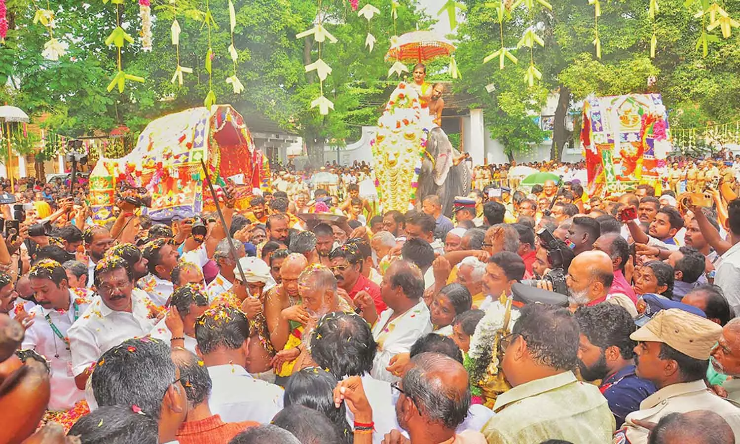 பத்மநாபபுரம் அரண்மனையில் இருந்து புறப்பட்ட 3 சாமி விக்ரகங்கள் ஊர்வலம் பத்மநாபபுரம் அரண்மனையில் இருந்து புறப்பட்ட 3 சாமி விக்ரகங்கள் ஊர்வலம்