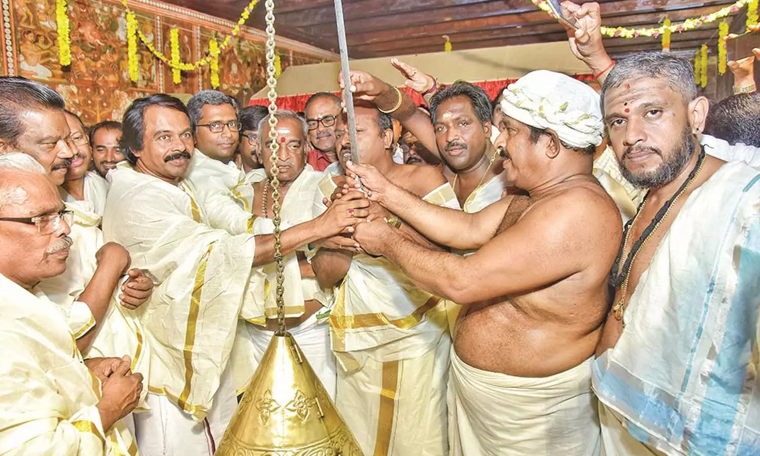 பத்மநாபபுரம் அரண்மனையில் இருந்து புறப்பட்ட 3 சாமி விக்ரகங்கள் ஊர்வலம் பத்மநாபபுரம் அரண்மனையில் இருந்து புறப்பட்ட 3 சாமி விக்ரகங்கள் ஊர்வலம்