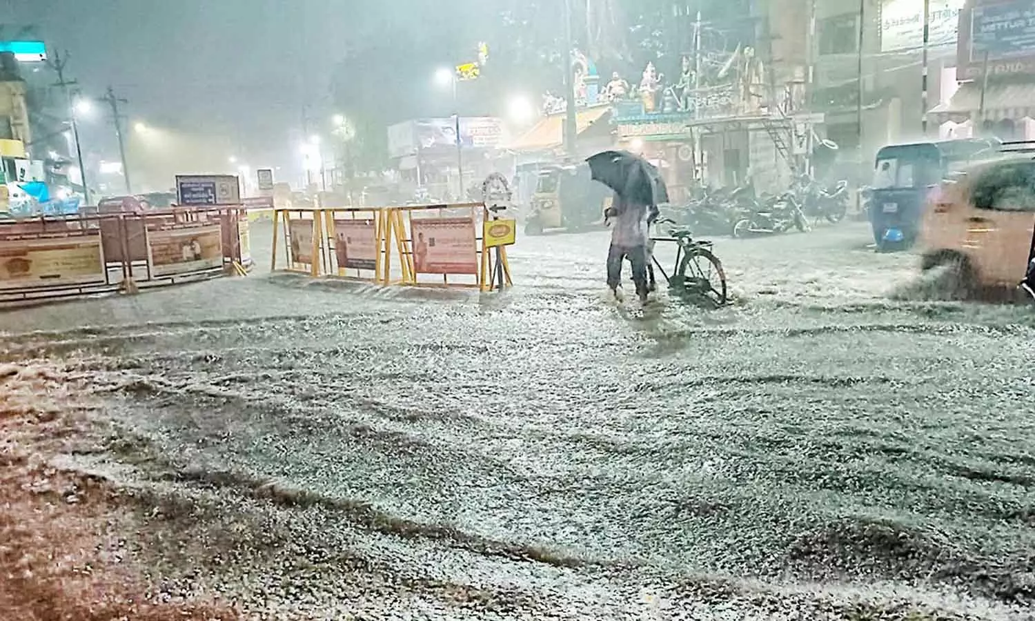 வானத்தை பிளந்து கொட்டியது: 2 மணி நேர கனமழையால் வெள்ளக்காடான மதுரை | Tamil  News 2 hours Heavy rain in Madurai