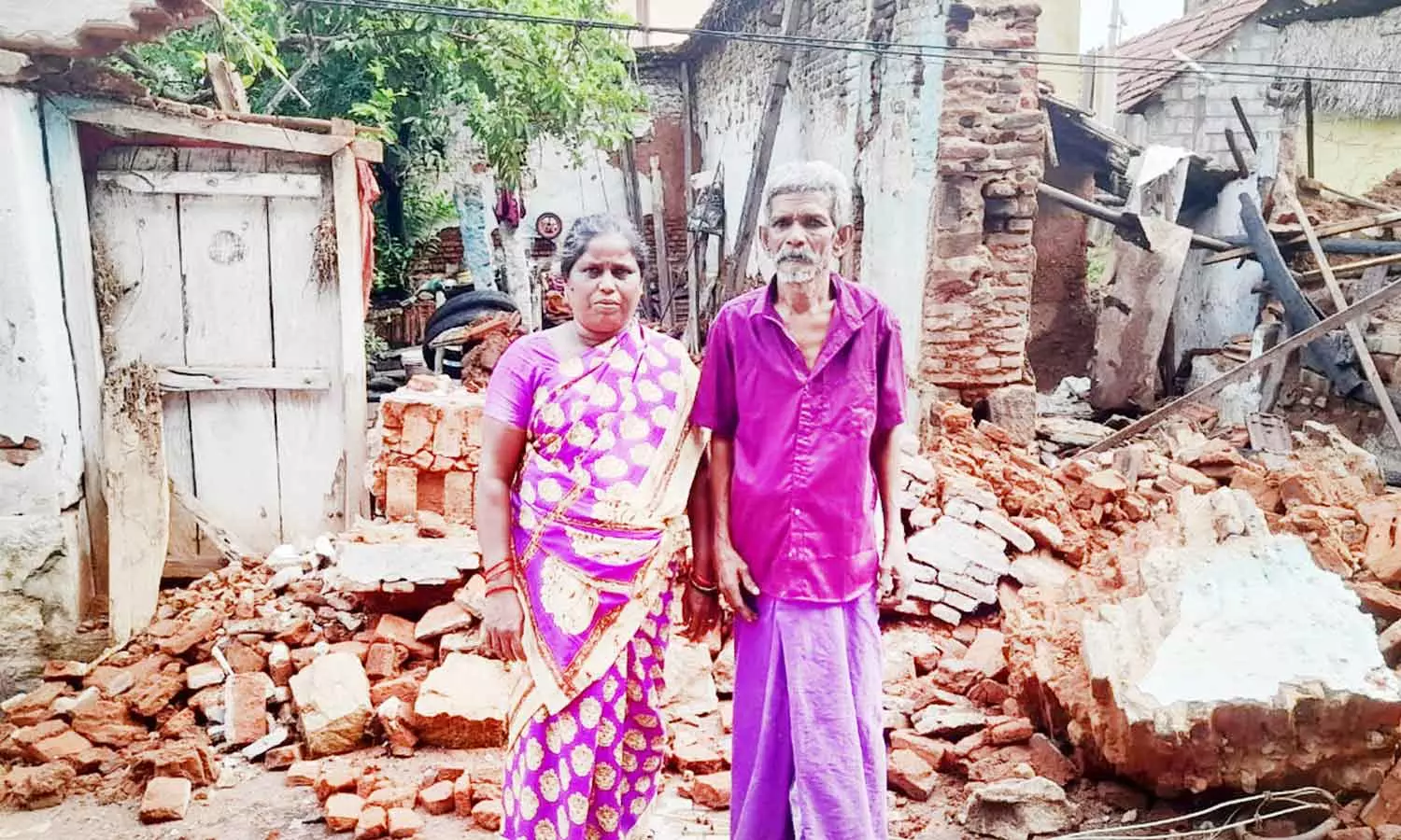 சோழவந்தானில் கனமழைக்கு வீட்டு சுவர் இடிந்து விழுந்தது: அதிர்ஷ்டவசமாக உயிர் தப்பிய தம்பதியர்