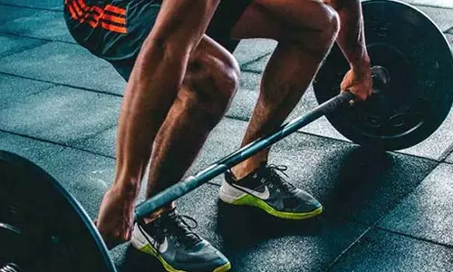 பளுதூக்கும் போட்டியில் காங்கயம் அரசு  கல்லூரி மாணவா் சாதனை