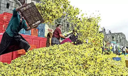 கோயம்பேடு மார்க்கெட்டில் தினமும் 30 டன் பூக்கள் குப்பையில் கொட்டப்படுகிறது