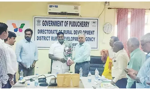 அதிகாரிகளுடன் அமைச்சர் சாய்.ஜெ.சரவணன்குமார் ஆய்வு கூட்டம்