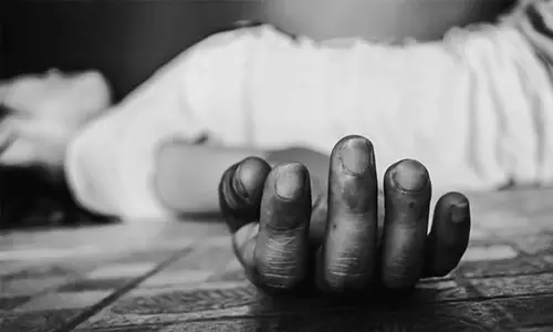 உடுமலை அருகே  இரும்பு தடுப்பில் ஜீப் மோதி பெண் பலி