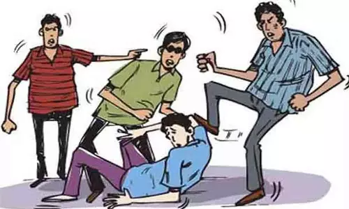 உடுமலை பஸ் ஸ்டாண்டில்  செல்போன் திருடிய வாலிபருக்கு தர்ம அடி