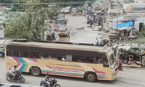 நிலக்கோட்டை பஸ்நிலையத்தை புறக்கணிக்கும் பஸ்கள் - பயணிகள் தவிப்பு