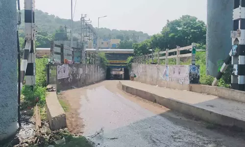 ரெயில்வே துறையினரின் தாமதத்தால் பாதியில் நிற்கும் மேம்பாலப்பணி- 3 ஆண்டுகள் ஆகியும் முடியவில்லை