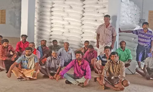 திங்கள் நகர் நுகர்பொருள் வாணிப கழக கிட்டங்கியில் தொழிலாளர்கள் திடீர் போராட்டம்