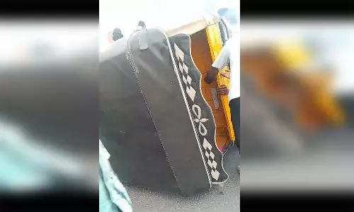 அவினாசியில் நடுரோட்டில் ஆட்டோ கவிழ்ந்தது
