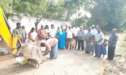 புகழூரில்  குடிநீர் குழாய் பதிக்கும் பணி தொடக்கம்