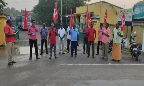 தாரமங்கலம்  போக்குவரத்து பணிமனை முன்பு ஊழியர்கள் ஆர்ப்பாட்டம்