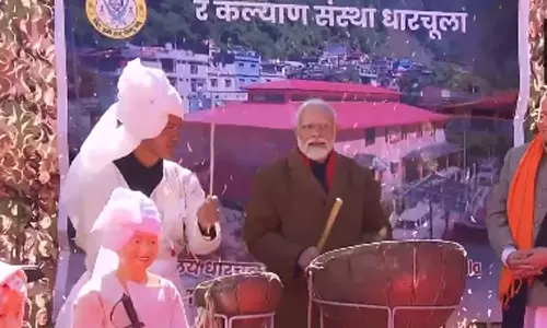 உத்தரகாண்டில் டிரம்ஸ் அடித்து மகிழ்ந்த பிரதமர் மோடி